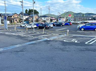 お客様駐車場（8台）